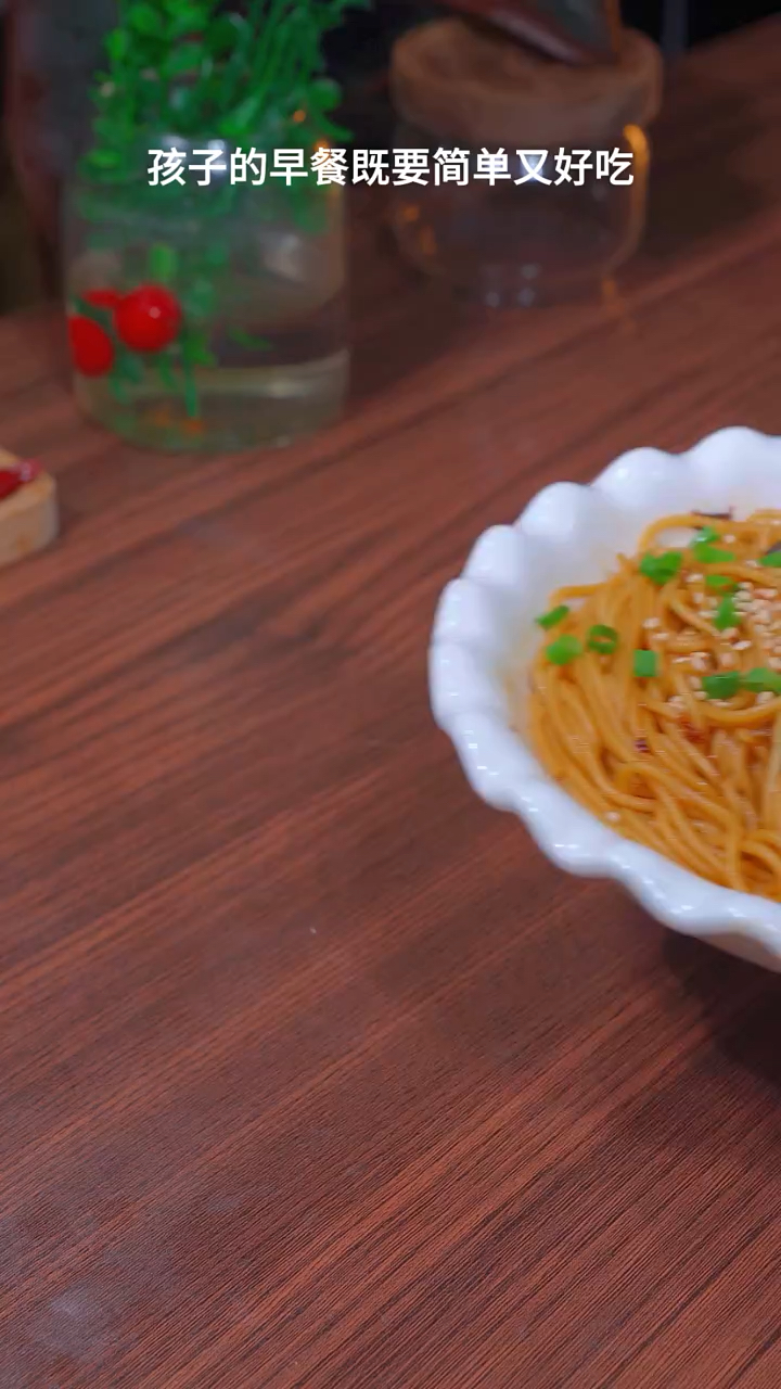 买回来的面条不要再水煮了,试试像我这样做葱油拌面,营养又好吃