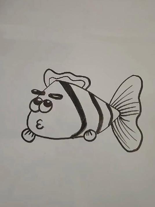用笔勾勒出简单的线条，一只小胖鱼活灵活现的就出来啦！