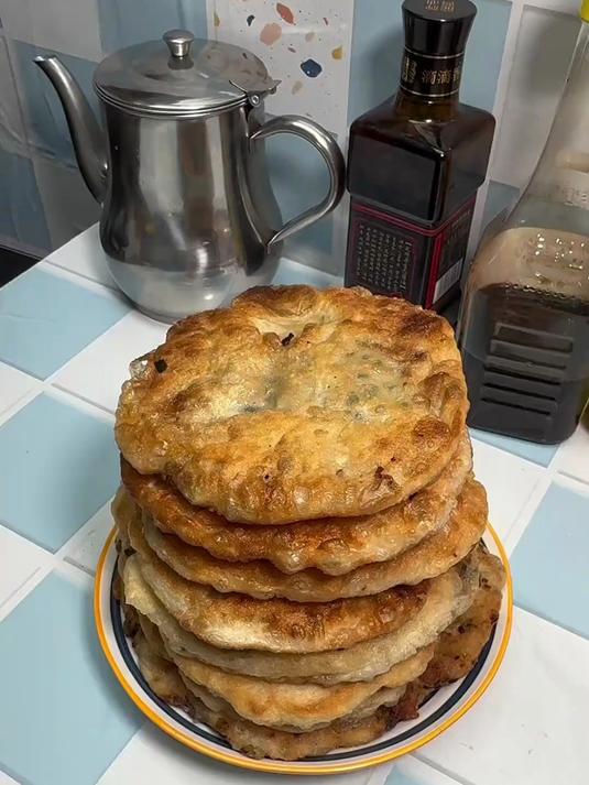 一斤面粉,七两水,三g酵母,六g盐就能做出好吃的发面葱肉饼