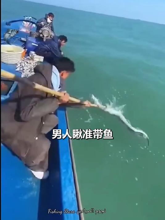钓友在大海里艰难钓带鱼