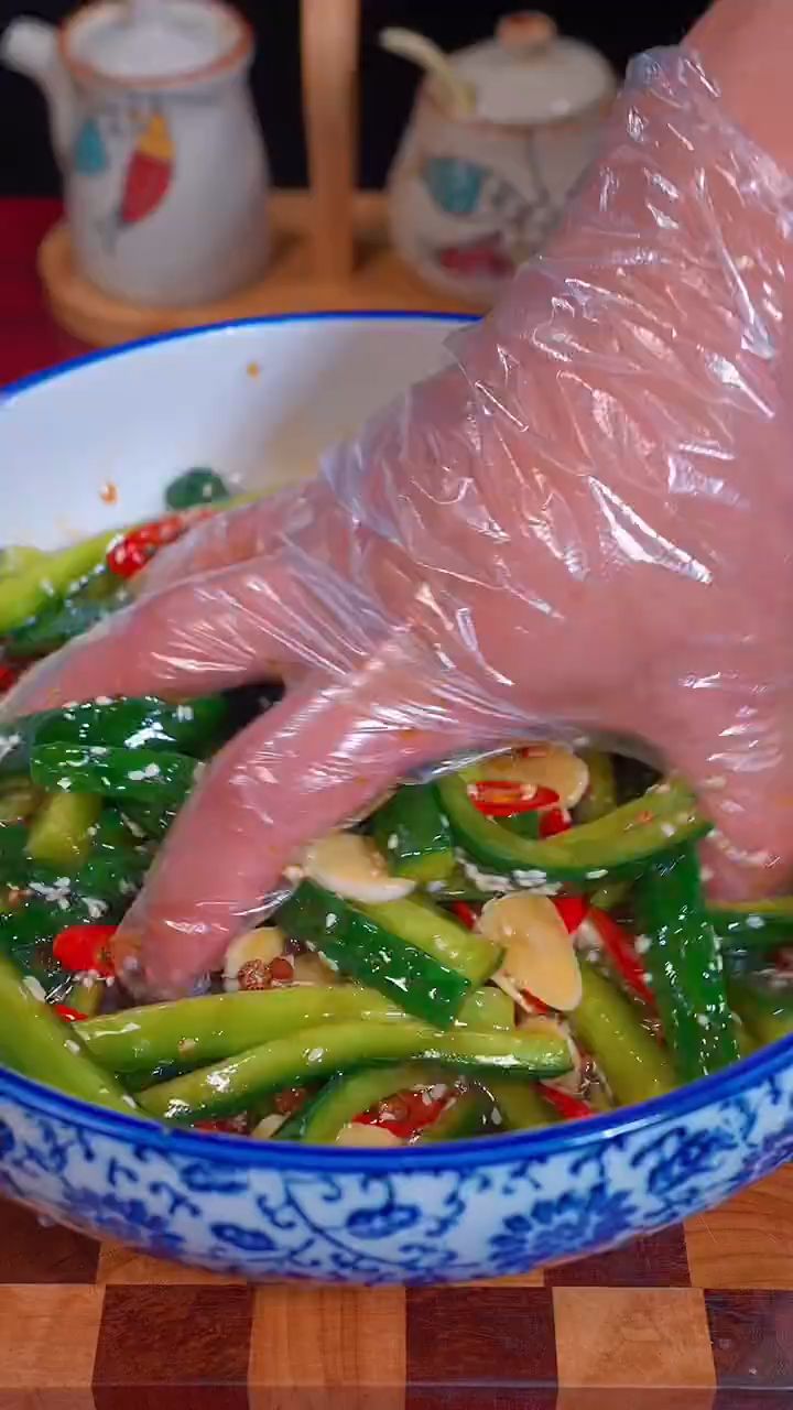 腌黄瓜,如果你想吃黄瓜了,你就像我这样做,简单又好吃!
