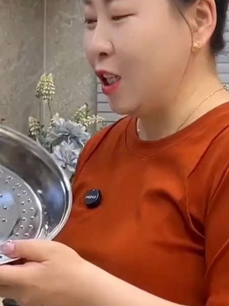 炒锅也能变蒸锅用，直接一锅两用，平时烧汤炖菜也能蒸个馒头鸡蛋