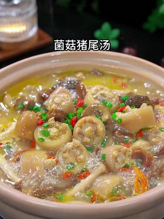 秋天特别适合这个猪尾巴汤,满满的胶质