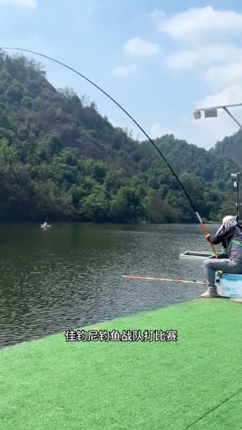 佳钓尼钓鱼战队打比赛用这根鱼竿,佳钓尼伏魔典藏四代