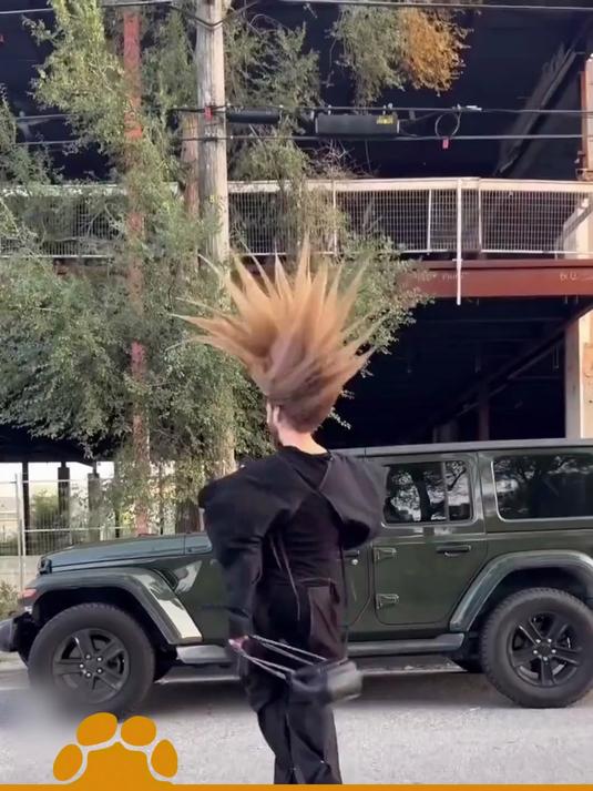 潮人做了一个炫酷发型,顶着鸡冠子走进车里