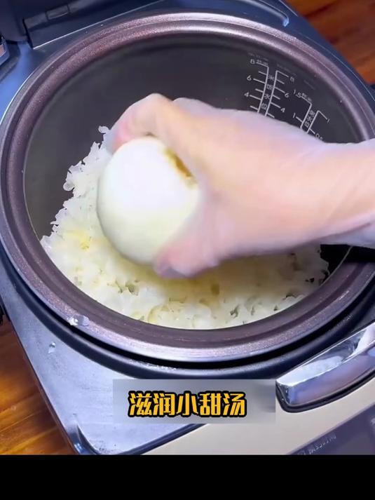 新手也能做!给对象炖的冰糖雪梨银耳汤,清甜可口零失败