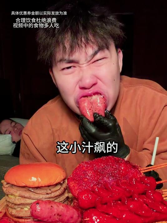 半夜对象熟睡挑战偷吃巨臭榴莲夜宵美食