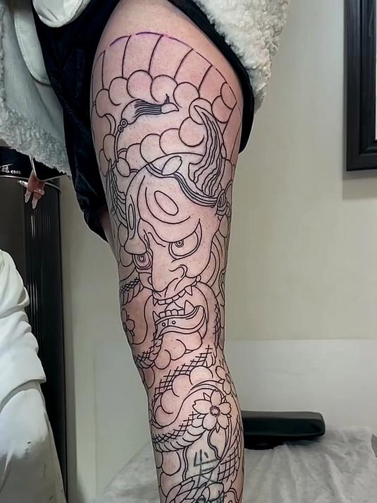 蛇盘般若花腿纹身,小姐姐原本大白腿,瞬间颠覆三观