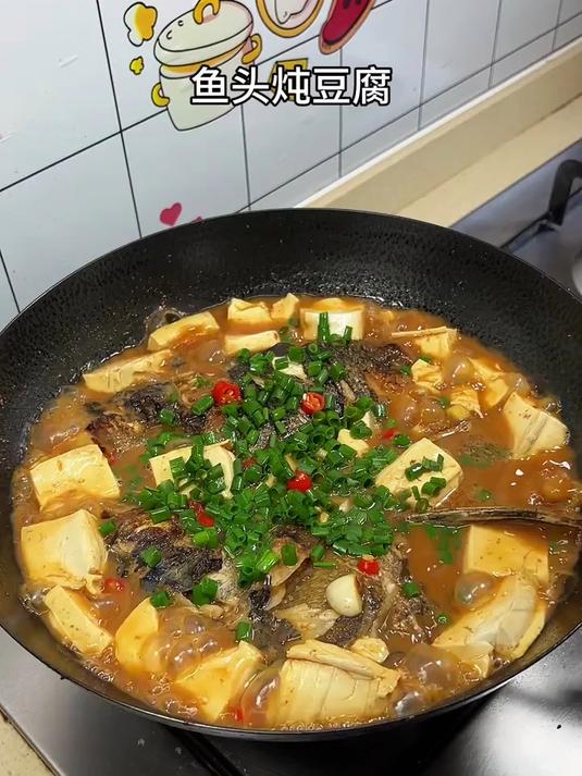 这样做的鱼头炖豆腐，两碗米饭都不够吃