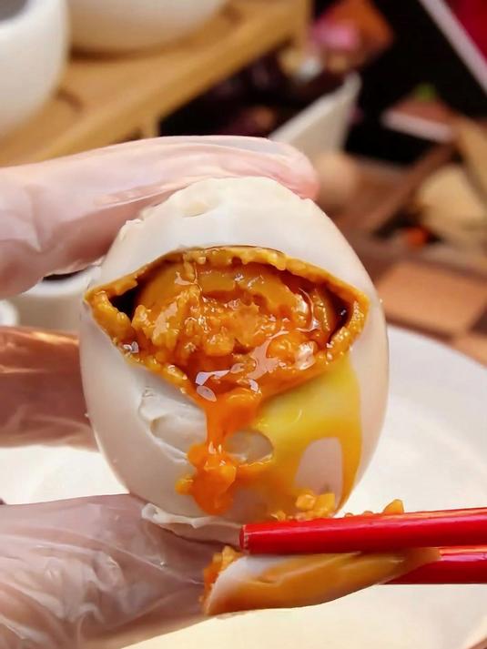 富含鲜香营养美味,就是这个海鸭蛋,海边散养鸭下的蛋就是不一样