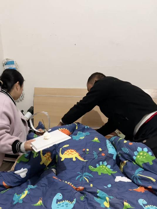 哥哥早上看见视频第一句说:我什么时候过生日吃蛋糕啦