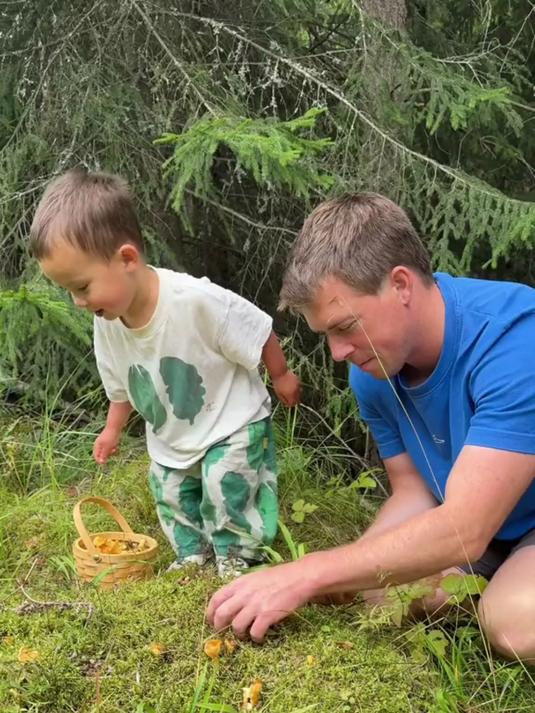 森林捡菌子炖鸡汤炒腊肉，院里挖折耳根摘菜做家常菜