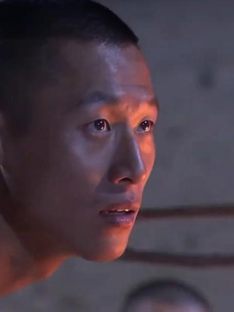 火蓝刀锋:黑心新兵摆起了海鲜自助,一条鱼就收八十块!赚麻了