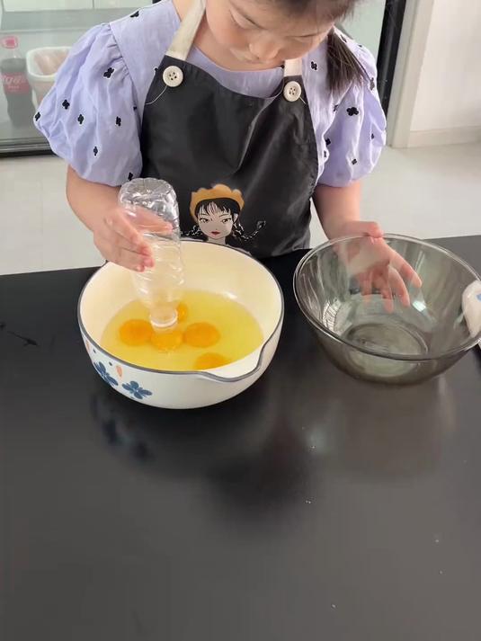 周末在家没事，闺女给我用电饭锅蒸了一锅蛋糕，没想到自己在家也能做蛋糕，味道和买的一样