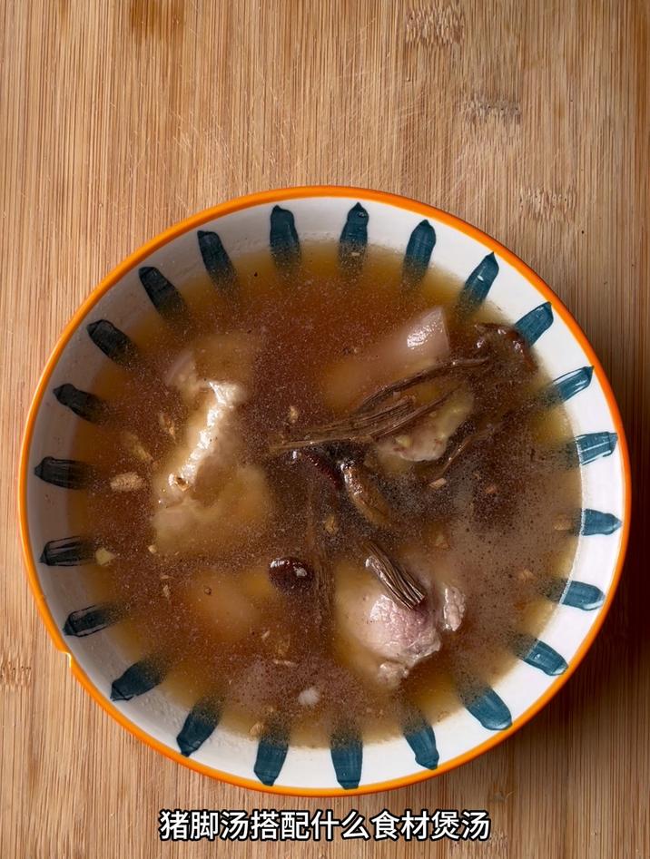 猪脚汤搭配什么食材煲汤，搭配茶树菇煲汤