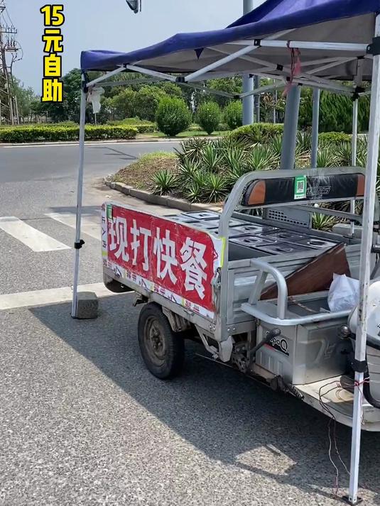 十字路口的自助盒饭-15元管饱。还送一瓶水！