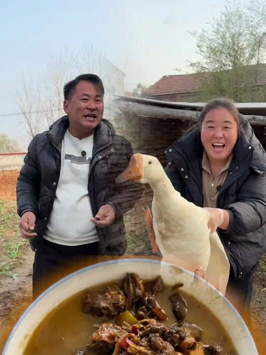 今天整了一点套路，让小营给我做的铁锅炖大鹅，还有酱大骨