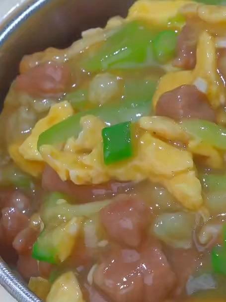 这个牛肉丝瓜盖饭,牛肉嫩滑,汤汁鲜美,宝宝很喜欢