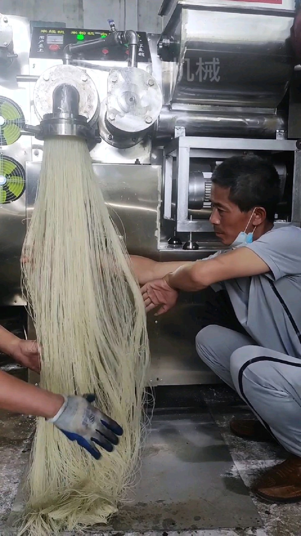大哥做手工米粉10年最终还是选择了机械化生产