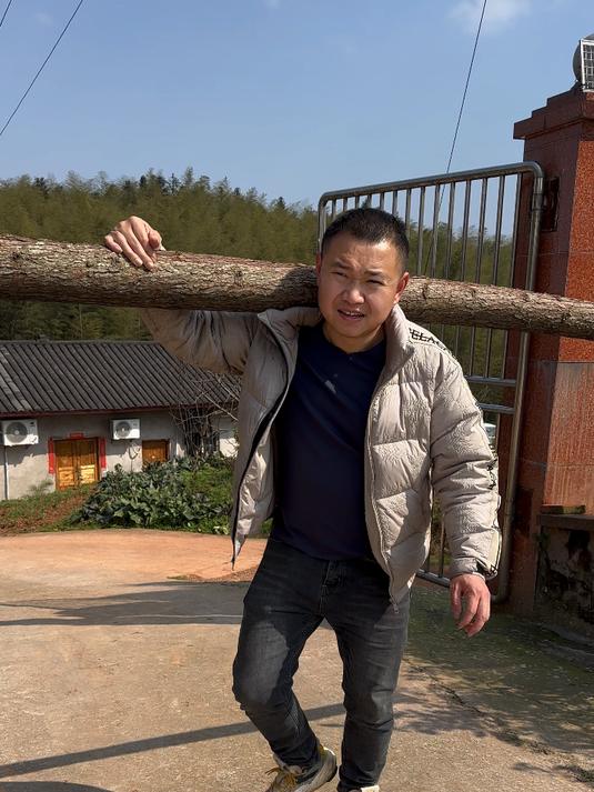 农村四哥父子上山挖葛根,运气爆棚,收获满满,回家拿一根炖鸡汤