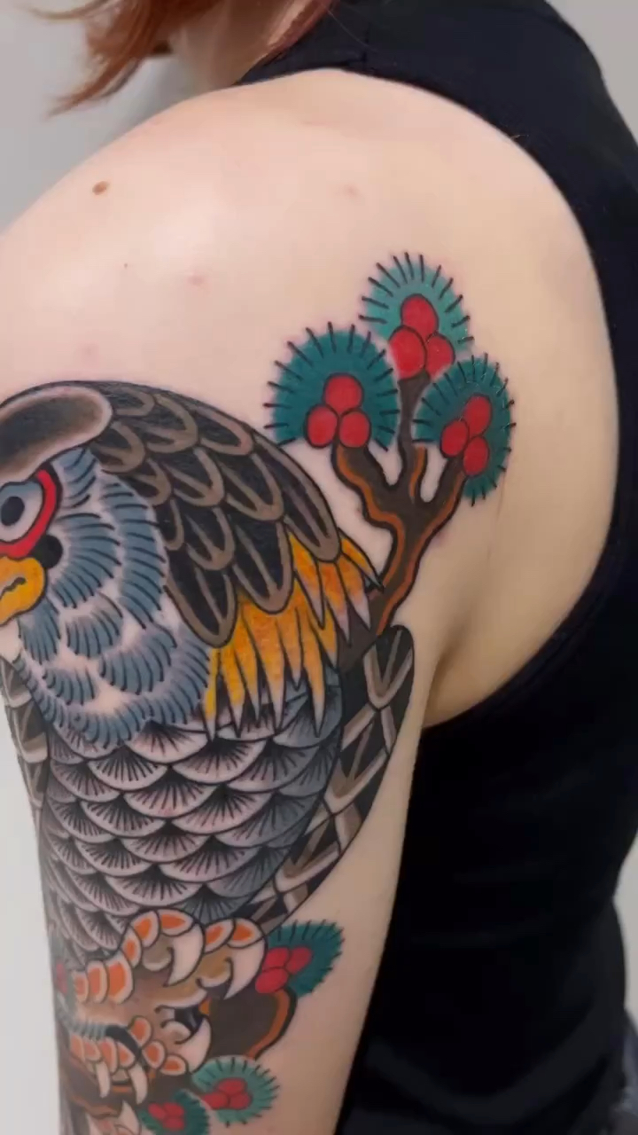 女生手臂老传统鹰纹身