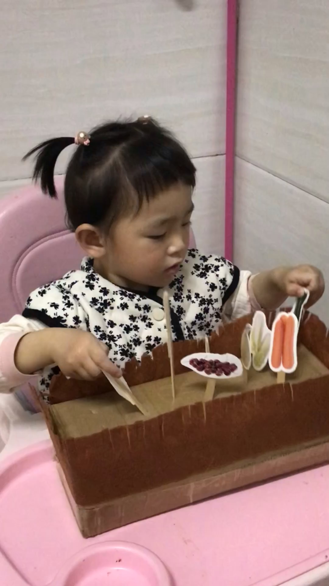 一岁多萌娃的亲子游戏:做了个菜园子种了好多菜和水果呢