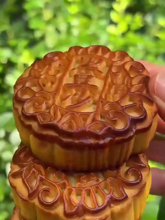 常见黑豆沙月饼,口感绵柔,味道纯正