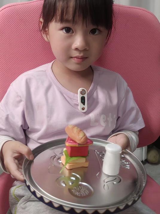 放些三明治到你嘴里,用英语怎么说?