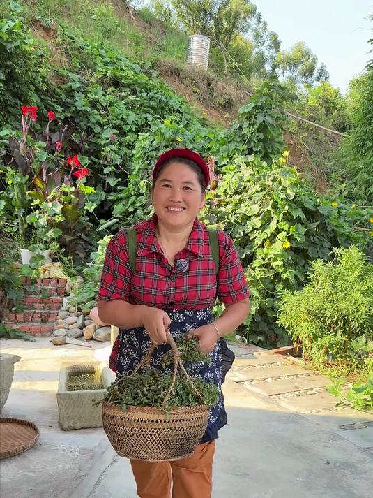 没想到农村到处都是的小野菜，下锅烫一烫，出来就是一道营养丰富