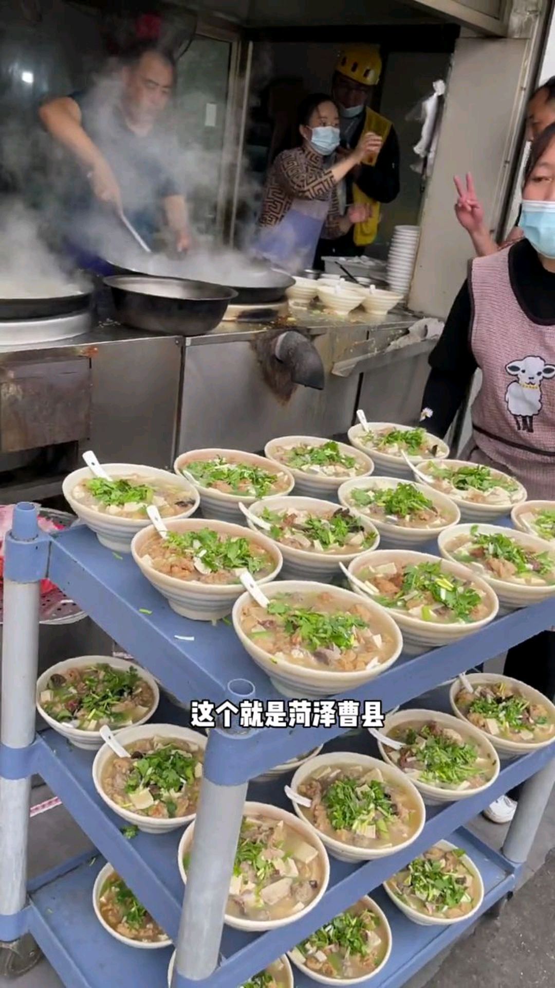 菏泽这家干了40多年的杂烩菜,人气超高. 跟流水席的一样,来的人是一波接一波