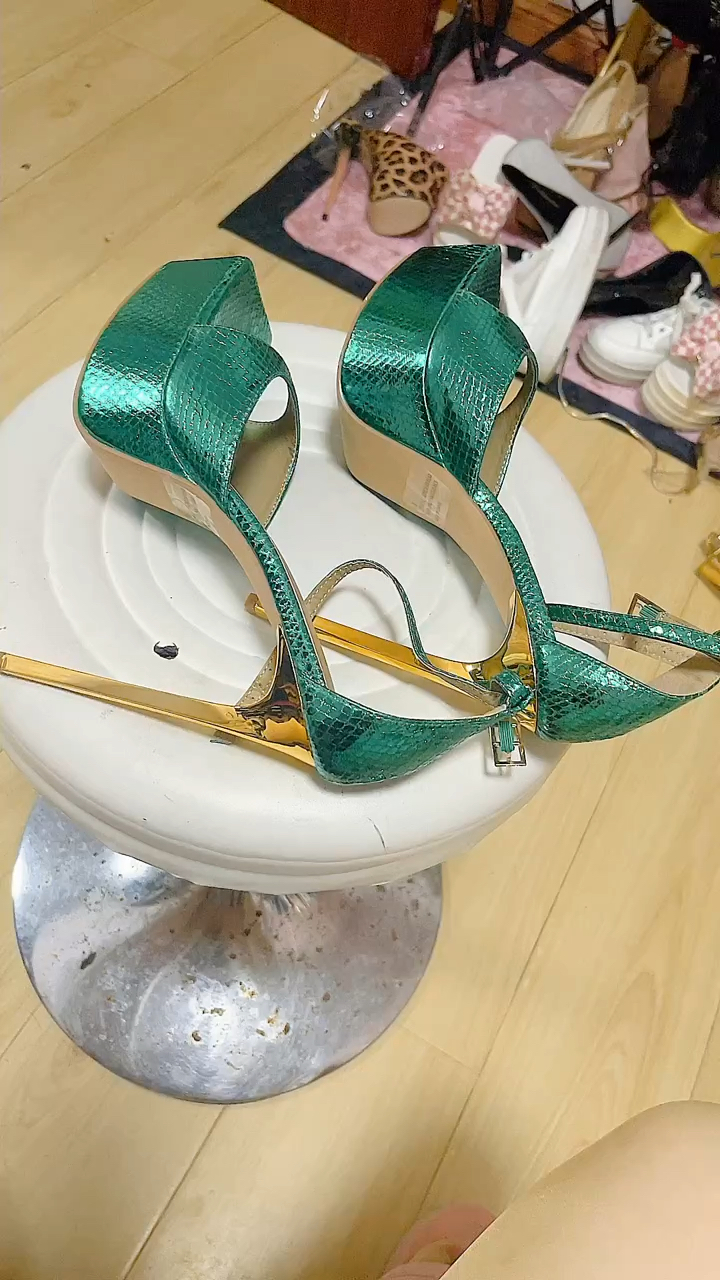 高跟凉鞋配肉色丝