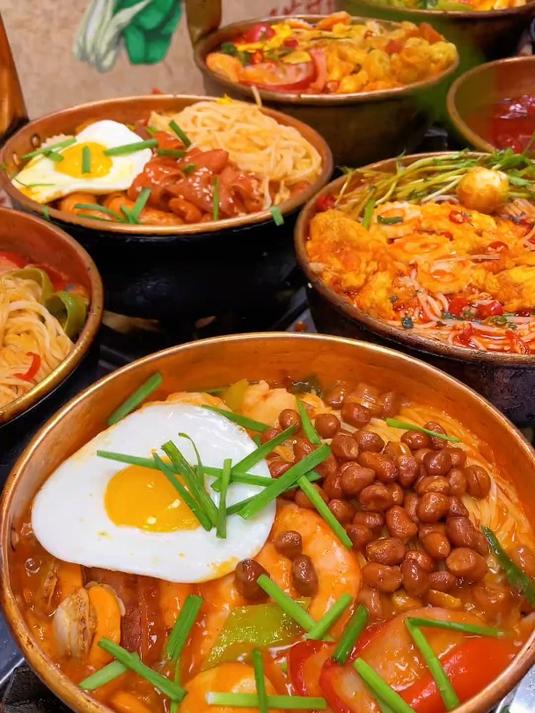 铜锅米线,六种口味底汤,九种特色菜品,搭配小卤肉,留住回头客