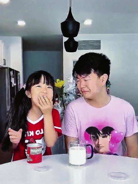 如果妹妹吃到好吃的薯片了?