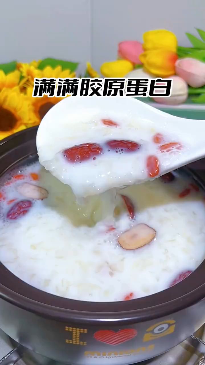 胶原蛋白丰富的银耳大枣粥