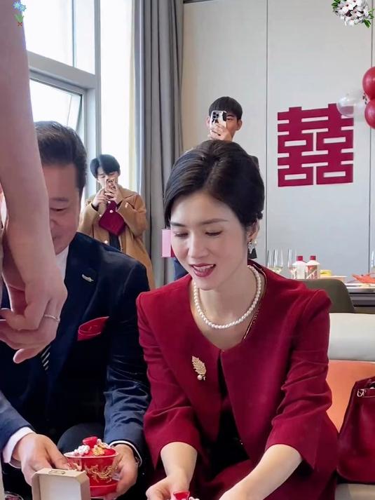 精致鸭嘴夹盘发器，立体花朵设计，轻松打造慵懒高级感发型