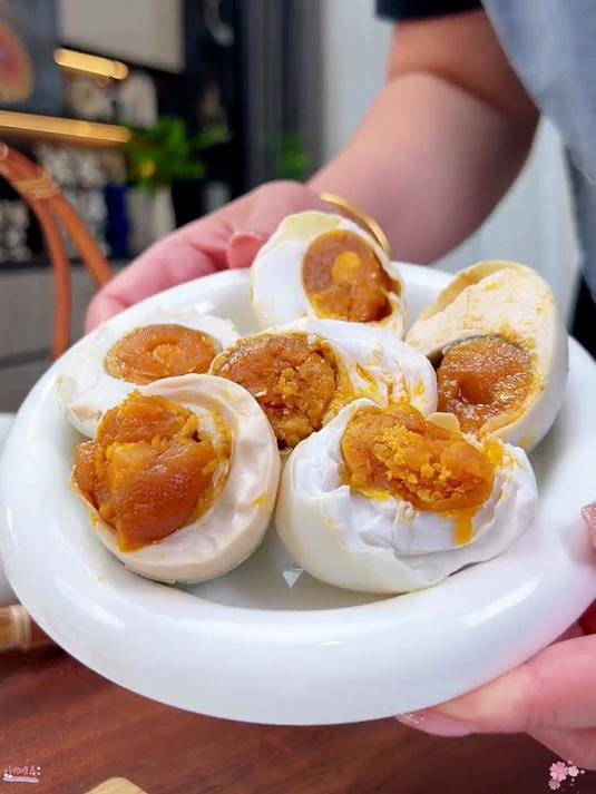 海鸭咸鸭蛋别乱吃!松沙流油直爆汁,咸香沙软营养满到舔壳!