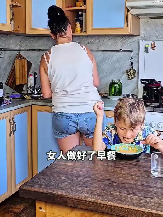 男人起床发现肚子变大腰带系不上只得求妻帮忙