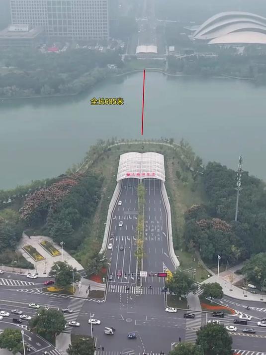 合肥的天鹅湖隧道,全长685米,采用双向六车道设计