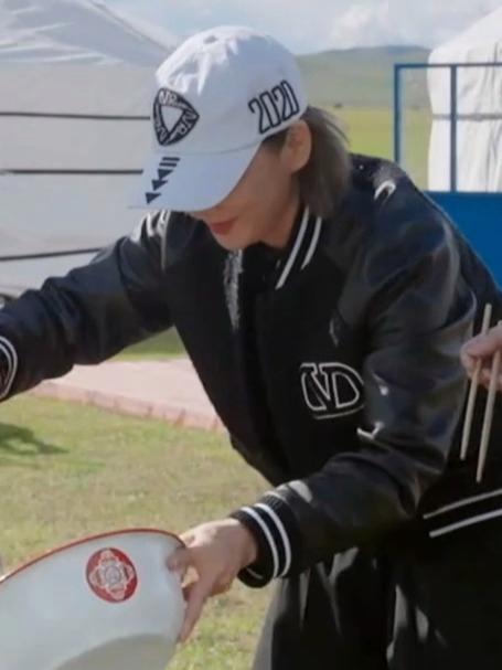 宁静有多喜欢做饭?一个人承包6个人的饭食,炒出来的菜飘香十里