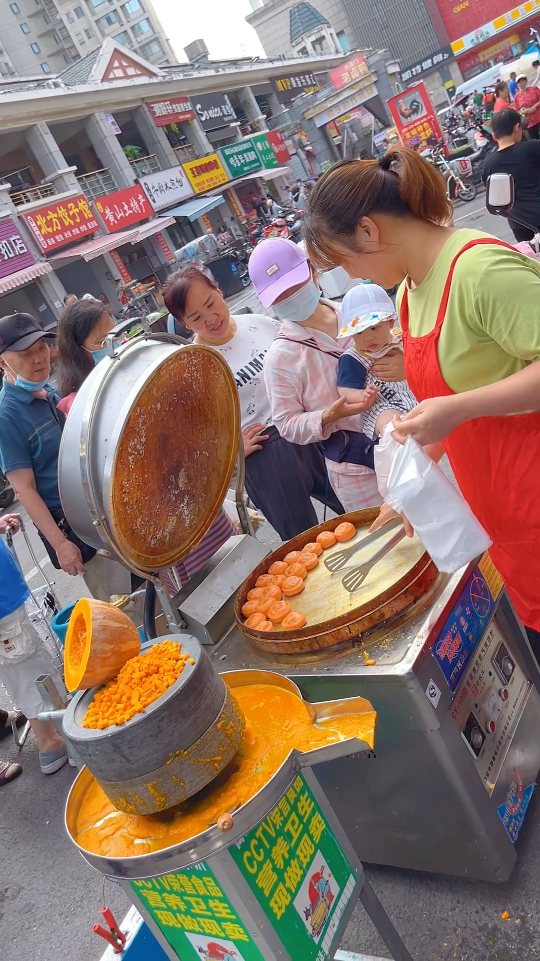 南瓜饼做法,南瓜400克,面粉半斤,酵母6克,绵白糖50克,脆炸粉3克,糯米粉100克