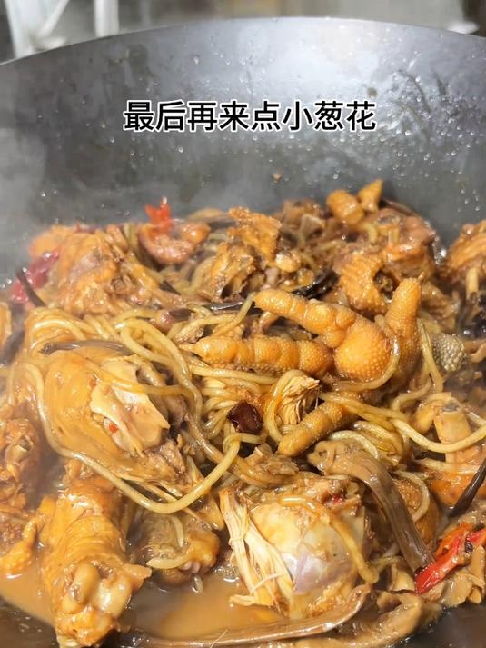 一锅出的代表菜“榛蘑炖小鸡粉条”鲜香四溢超级好吃!