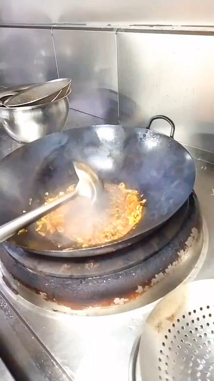 客家咸菜十分香,能炒能煮能做汤 味道靓过好猪肉,名声岸好到南洋