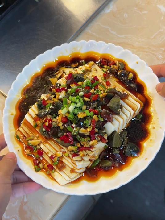 比拌黄瓜还简单好吃的皮蛋拌豆腐，夏天就适合这种不开火就能吃到嘴的清爽凉拌菜，好看又好吃！#