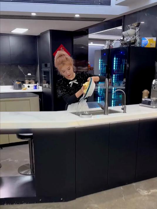 万家灯火不及小家人间烟火，一屋两人三餐四季看似平淡却满心欢喜