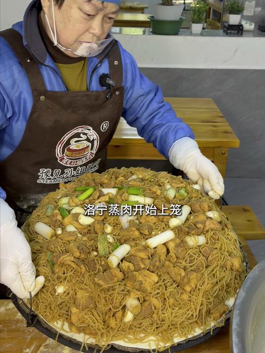 洛阳大姐卖蒸肉，一层粉条一层肉，24元一斤