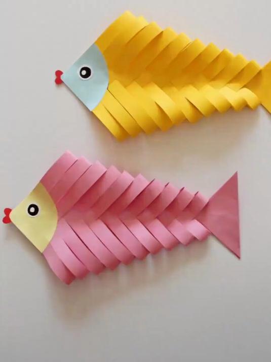 幼儿园亲子手工教程：会游的小鱼用纸就能做条鱼~