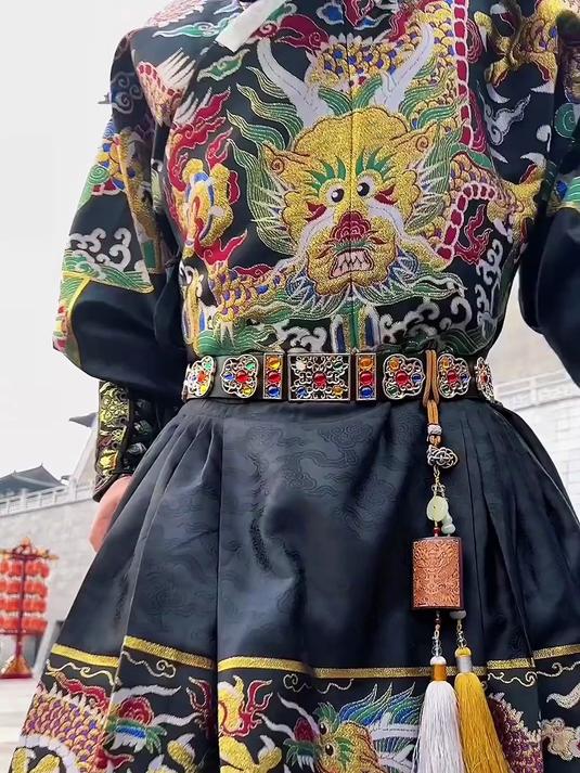 果然,飞鱼服,是古代最帅制服之一!受命于天,既寿永昌!