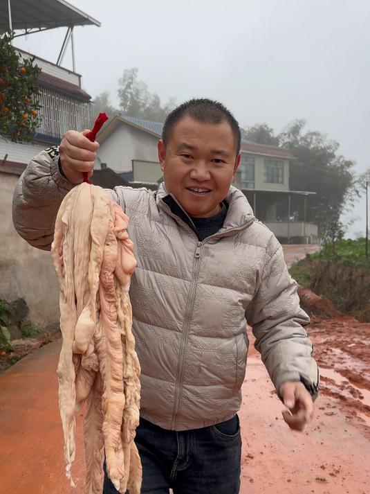 家里来客人了，徐三娃、明二哥，张罗一桌家常菜，三兄弟边吃边聊