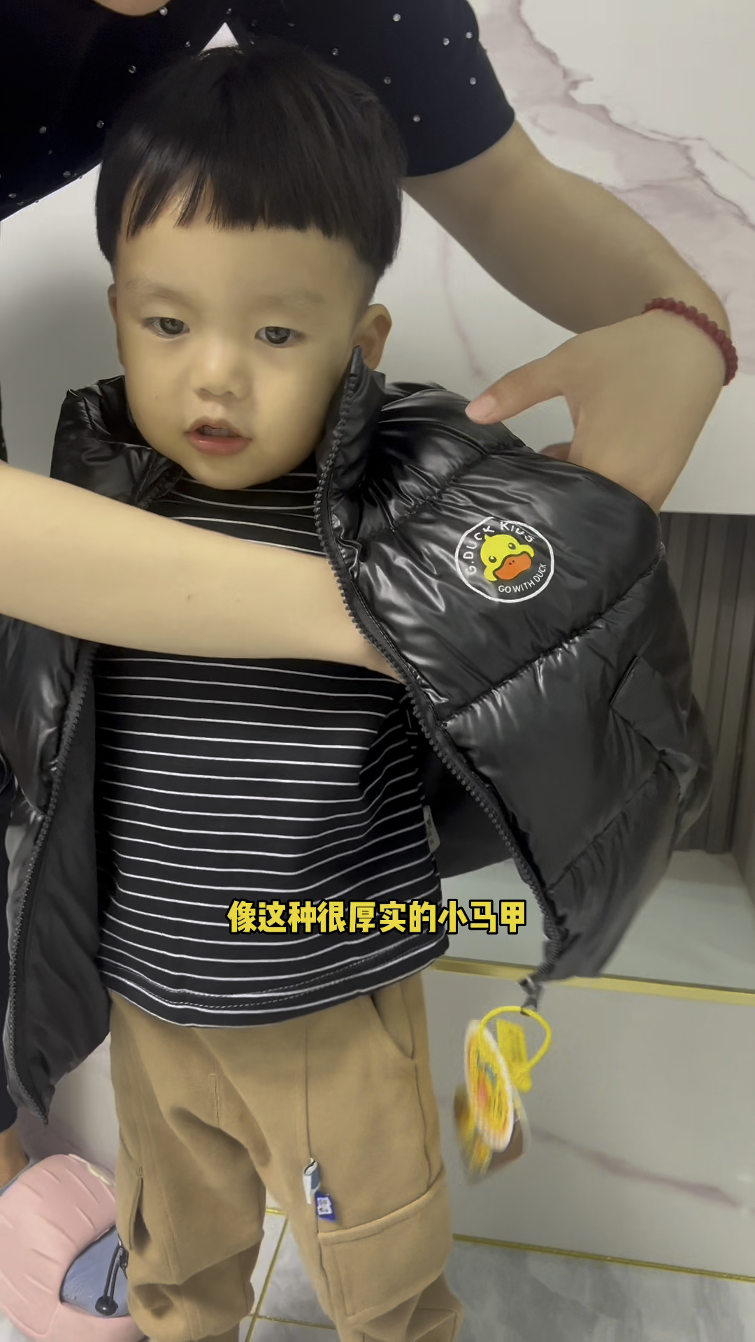 姐妹们,快快快小黄鸭儿童棉服马甲真的好可爱,软软的穿着挺暖和#高品质童装#棉服