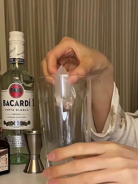 君度朗姆酒水溶c柠檬汁就是一杯爽口的白月光鸡尾酒!